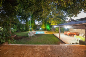 chalet con parque quincho y pileta